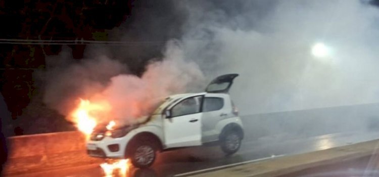 Veículo pega fogo na Rodovia Duca Serra e mobiliza Corpo de Bombeiros